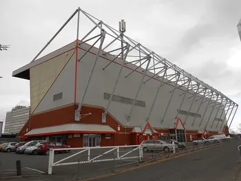Alexandra Stadium nhìn từ trên cao - Sân nhà của Crewe Alexandra FC