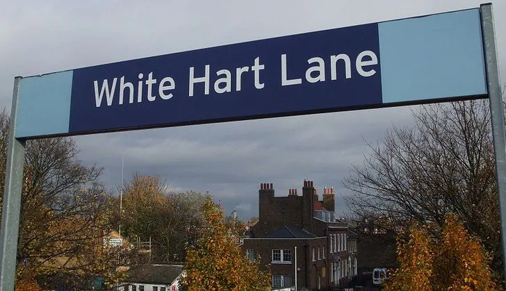Bảng hiệu ga tàu White Hart Lane, gợi nhớ về hành trình của các fan hâm mộ Tottenham