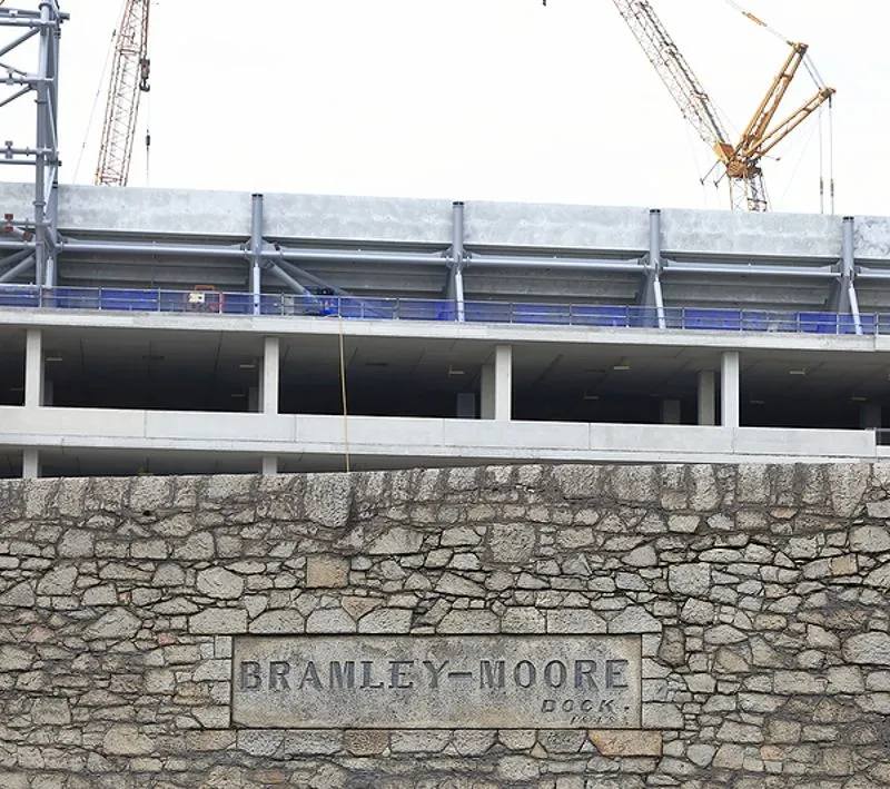 Biển báo công trình xây dựng sân vận động Bramley-Moore Dock của Everton, dấu hiệu của sự phát triển mới