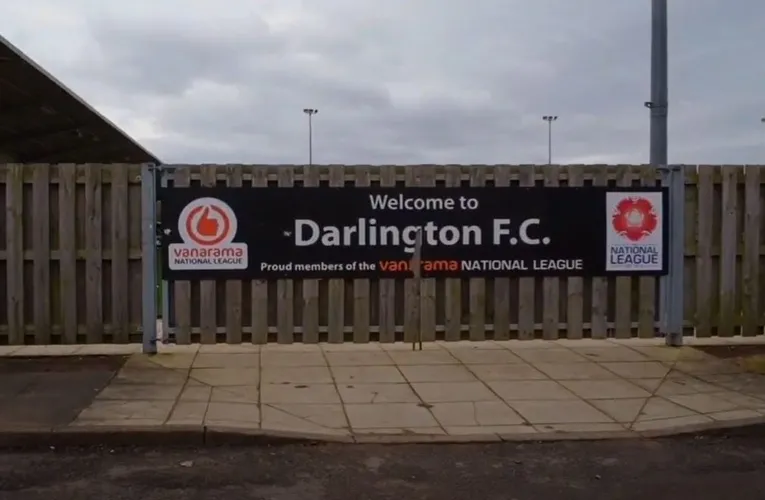 Biển chào mừng 'Welcome to Blackwell Meadows' tại lối vào sân vận động của Darlington FC.