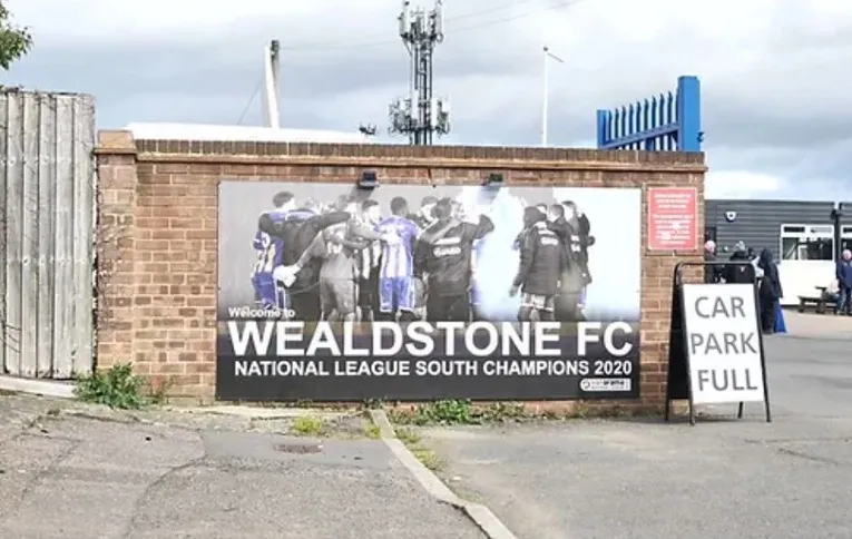 Biển hiệu chào mừng tại sân vận động Grosvenor Vale, sân nhà Wealdstone FC
