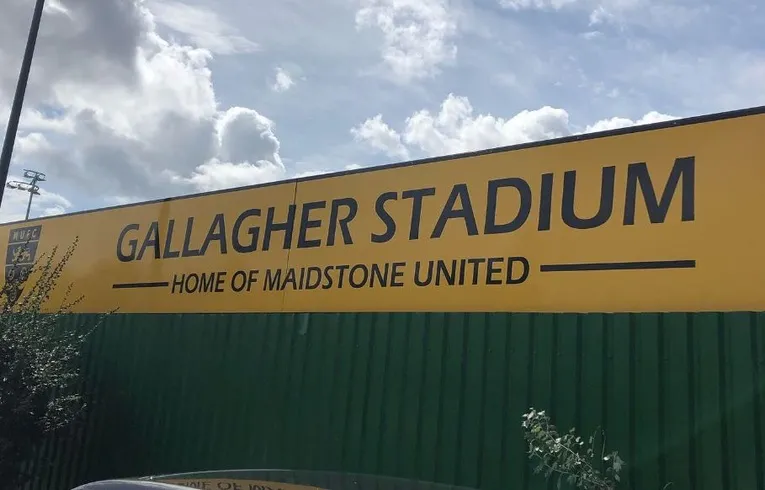 Biển hiệu Gallagher Stadium tại lối vào, thể hiện tên sân và câu lạc bộ Maidstone United
