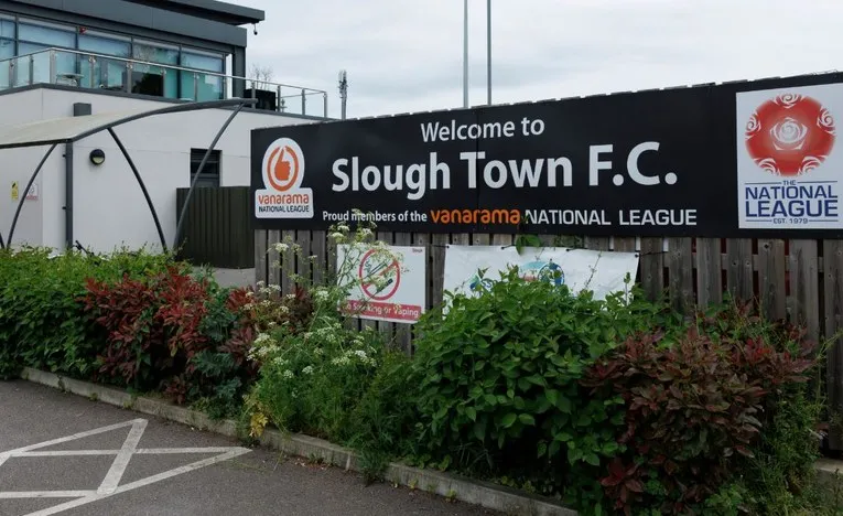 Biển hiệu lối vào sân Arbour Park, chào đón người hâm mộ Slough Town FC