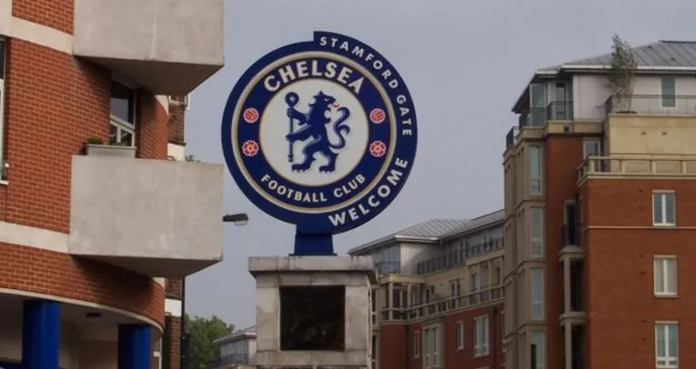 Biểu tượng câu lạc bộ Chelsea FC và khẩu hiệu &quot;Keep The Blue Flag Flying High&quot; tại sân Stamford Bridge