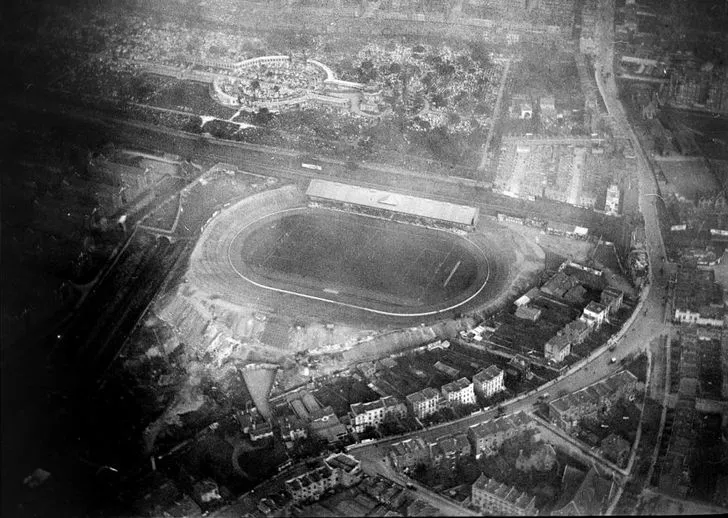 Bức ảnh lịch sử sân vận động Stamford Bridge năm 1909, cho thấy kiến trúc ban đầu và khán đài đông nghịt người hâm mộ