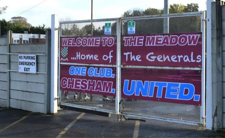 Bức ảnh lịch sử về sân The Meadow, Chesham United, với kiến trúc cổ điển của một sân bóng Anh