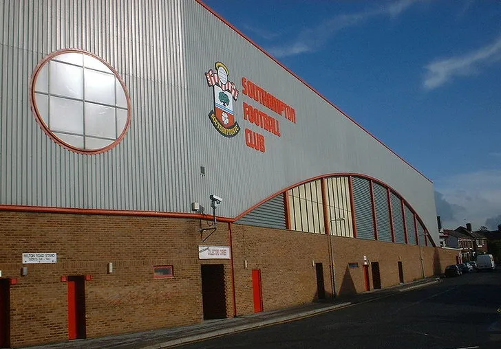 Bức tranh lịch sử về Sân vận động The Dell cũ, sân nhà biểu tượng một thời của Southampton FC, nơi chứng kiến nhiều khoảnh khắc đáng nhớ và là di sản quan trọng trong hành trình phát triển của &quot;The Saints&quot; trước khi chuyển đến St Mary's.