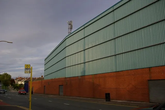 Bức tường bên ngoài sân Prenton Park của Tranmere Rovers với hình vẽ nghệ thuật, biểu tượng của câu lạc bộ
