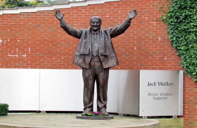 Bức tượng huyền thoại Jack Walker tại Ewood Park, biểu tượng của Blackburn Rovers