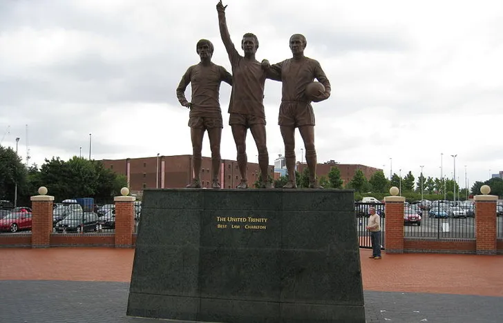 Bức tượng The United Trinity tại Old Trafford vinh danh George Best, Denis Law và Sir Bobby Charlton