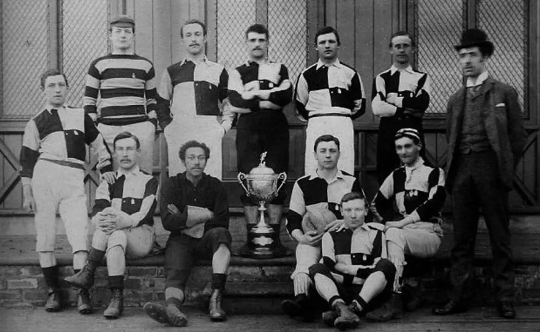Các cầu thủ Darlington FC trong trang phục thi đấu truyền thống, minh họa lịch sử CLB.