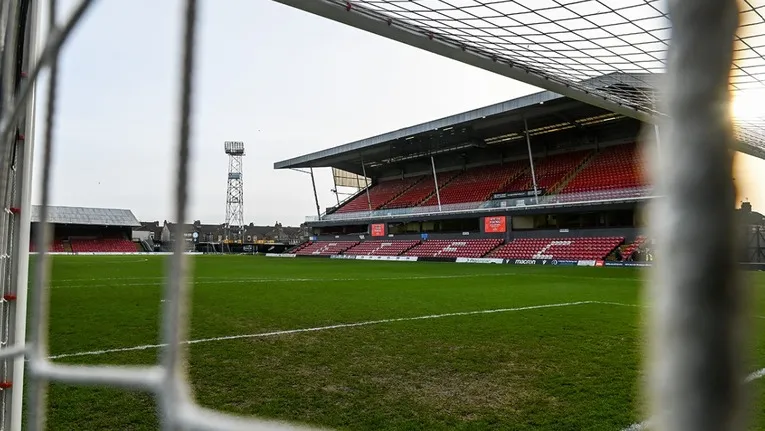 Cận cảnh khán đài chính (Main Stand) của sân Blundell Park, với cấu trúc truyền thống và hàng ghế.