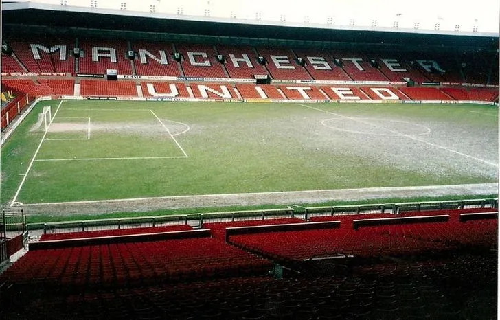 Cận cảnh khán đài Sir Alex Ferguson của Old Trafford vào năm 1992, trước những đợt nâng cấp lớn
