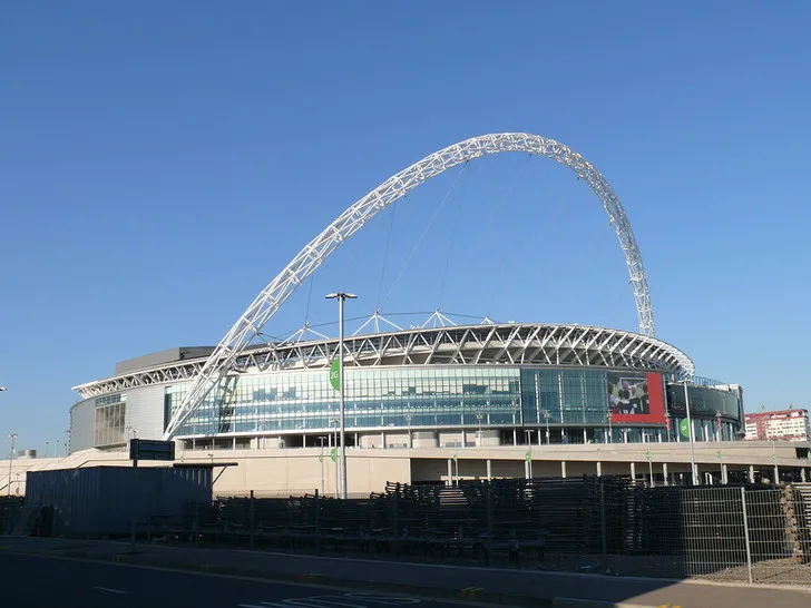 Cận cảnh kiến trúc ngoại thất hiện đại và hoành tráng của Sân vận động Wembley