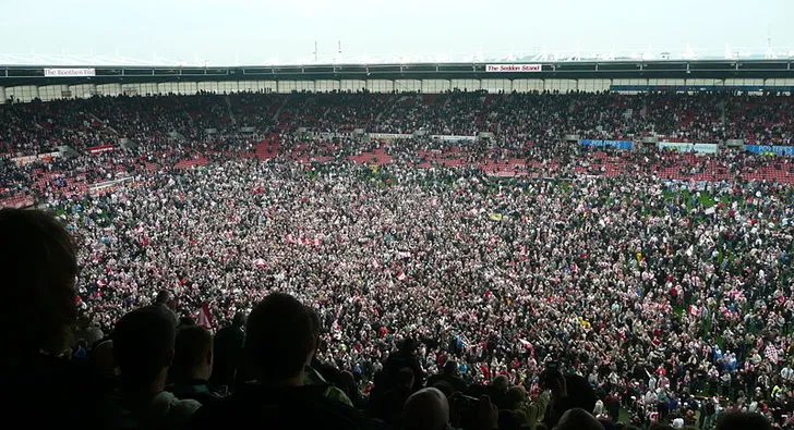 Cảnh cầu thủ Stoke City đang thi đấu trên sân nhà, thể hiện tinh thần The Potters