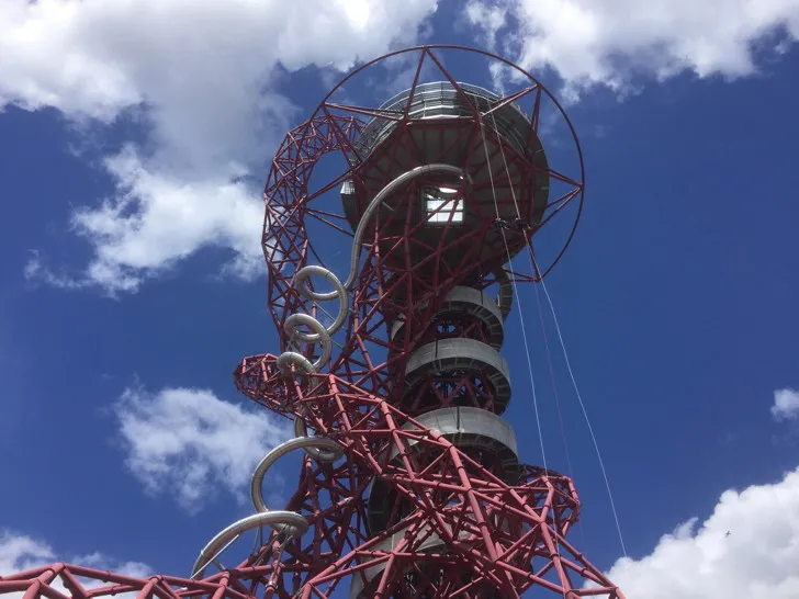 Cấu trúc điêu khắc ArcelorMittal Orbit gần London Stadium, biểu tượng của Công viên Olympic Queen Elizabeth