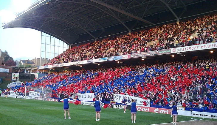 Cổ động viên Crystal Palace nhiệt huyết trên khán đài Selhurst Park