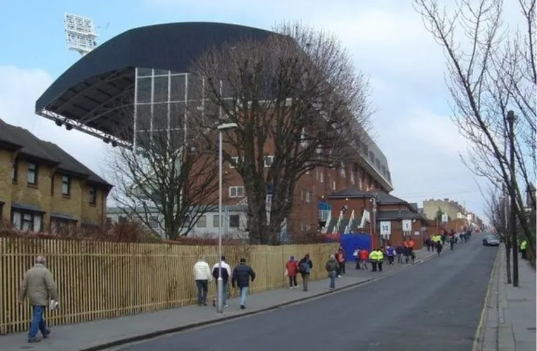 Cổ động viên hành quân đến Selhurst Park trong ngày diễn ra trận đấu