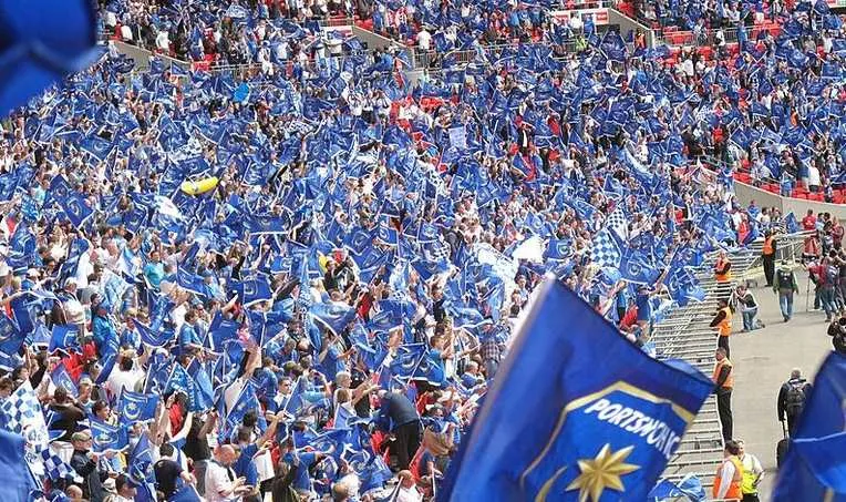 Cổ động viên Portsmouth FC tại Chung kết FA Cup 2010, thể hiện tinh thần Pompey