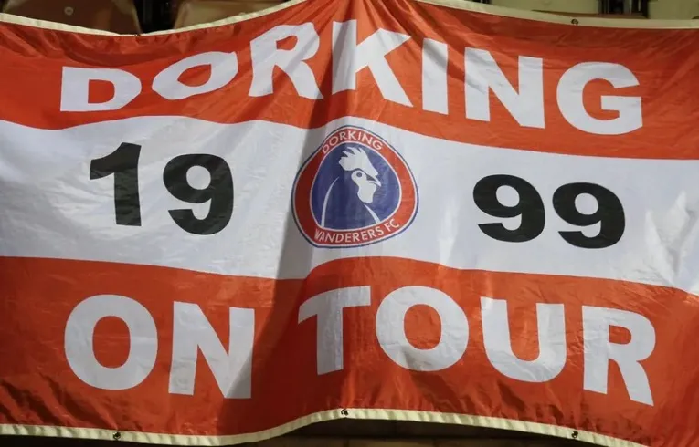 Cờ Dorking Wanderers FC tung bay tại sân Meadowbank