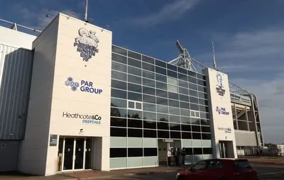Cổng chính Deepdale, biểu tượng của sân vận động lịch sử Preston North End