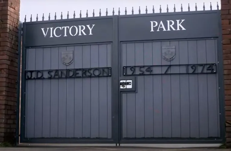 Cổng chính vào sân vận động Victory Park của Chorley FC, biểu tượng lịch sử bóng đá Anh