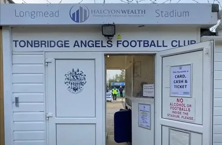 Cổng vào chính của Longmead Stadium, chào đón người hâm mộ đến cổ vũ Tonbridge Angels
