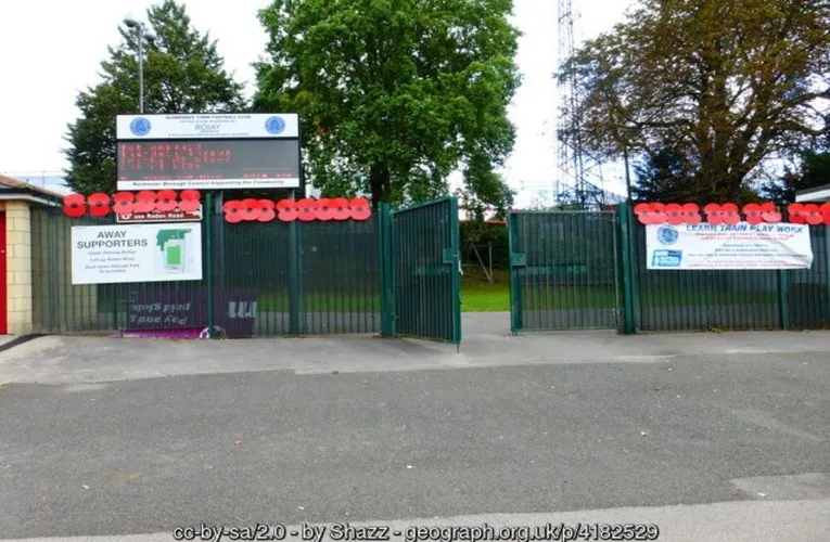 Cổng vào chính của sân vận động Recreation Ground, Aldershot Town.