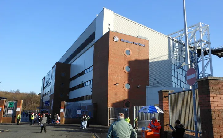 Cổng vào chính Sân Ewood Park của Blackburn Rovers