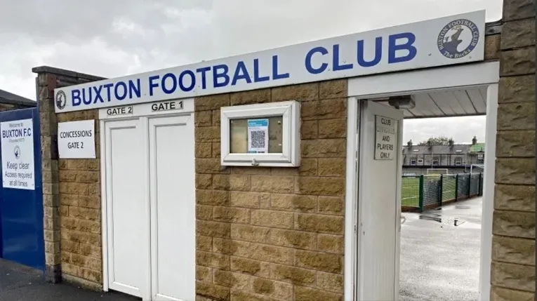 Cổng vào chính sân vận động Silverlands, lối vào lịch sử của Buxton FC