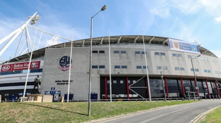 Cổng vào chính Toughsheet Community Stadium, một biểu tượng của sân nhà Bolton Wanderers