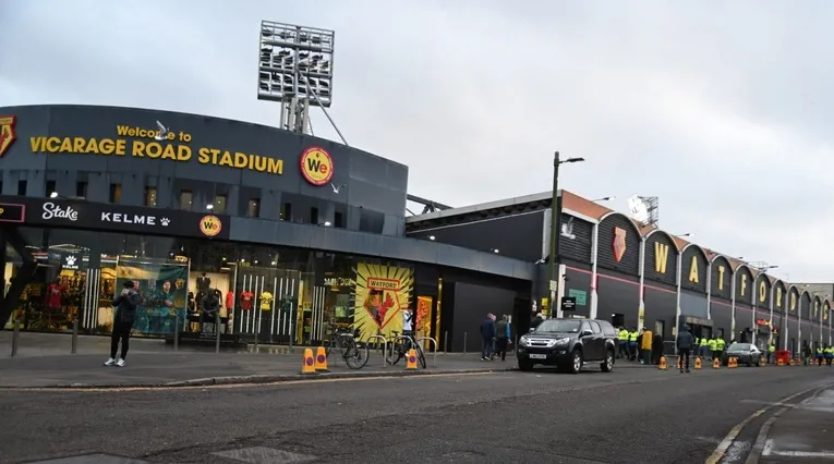Cổng vào chính và cửa hàng lưu niệm của sân vận động Vicarage Road