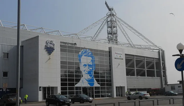 Cổng vào Deepdale, sân nhà của câu lạc bộ Preston North End