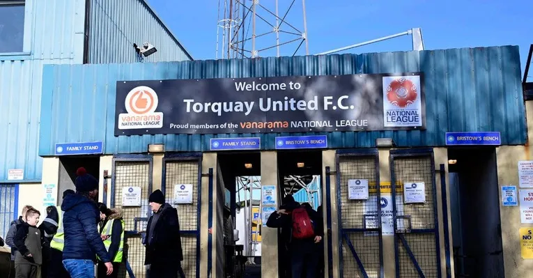 Cổng vào sân (Turnstiles) của sân Plainmoor, biểu tượng của câu lạc bộ Torquay United.