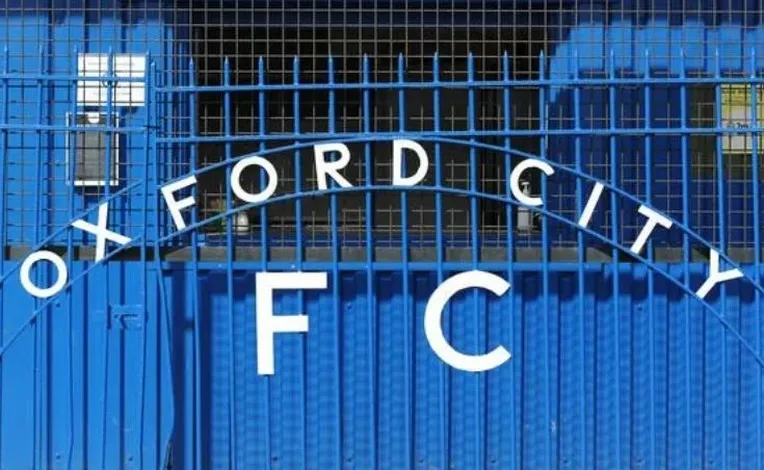 Cổng vào sân vận động Court Place Farm của câu lạc bộ Oxford City FC