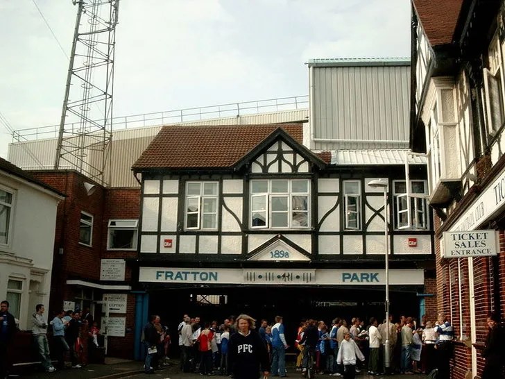 Cổng vào sân vận động Fratton Park, chào đón người hâm mộ Portsmouth