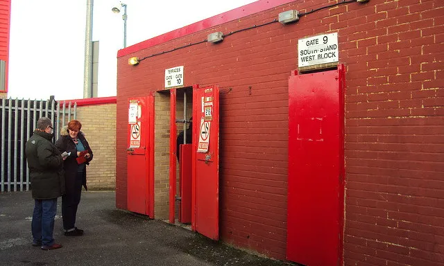 Cổng vào sân Victoria Road (Turnstiles), nơi chào đón người hâm mộ đến các trận đấu.