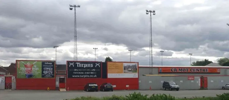 Cổng vào và cửa soát vé (turnstiles) cổ kính tại sân vận động The Lamb Ground, Tamworth.
