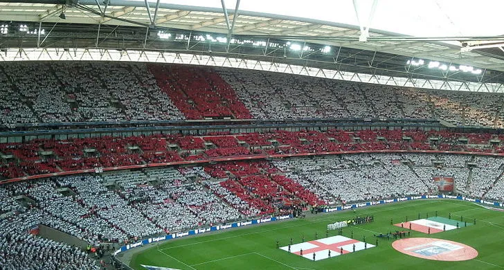 Cổng vòm Wembley dưới bầu trời trong xanh, biểu tượng gắn liền với đội tuyển Anh
