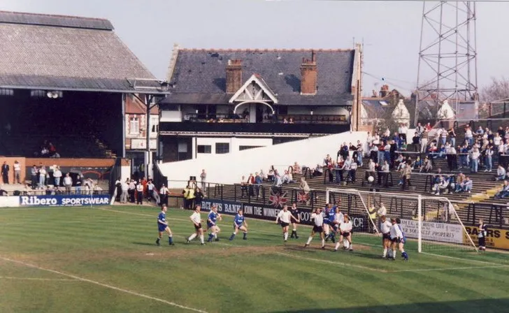 Craven Cottage vào đầu những năm 1980