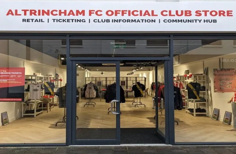 Cửa hàng đồ lưu niệm của câu lạc bộ Altrincham FC tại sân J Davidson Stadium, nơi người hâm mộ mua sắm áo đấu và phụ kiện