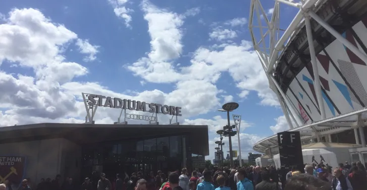 Cửa hàng lưu niệm London Stadium với các sản phẩm chính thức của West Ham United và Olympic