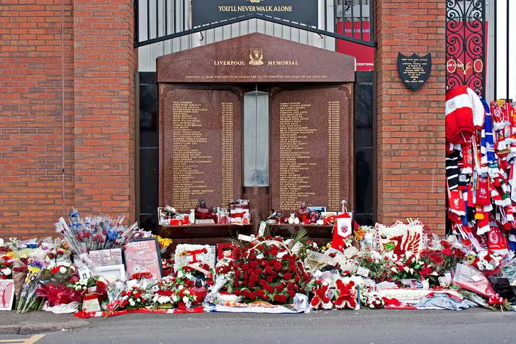 Đài tưởng niệm thảm họa Hillsborough bên ngoài sân Anfield