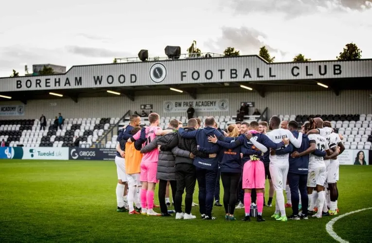 Đội bóng Boreham Wood FC trước khán đài chính tại Meadow Park