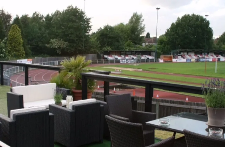 Đường chạy điền kinh 400m bao quanh sân bóng Hornchurch Stadium