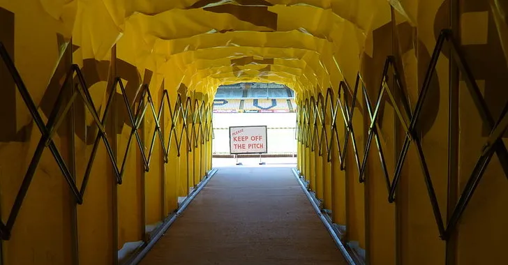 Đường hầm dẫn ra sân Vale Park