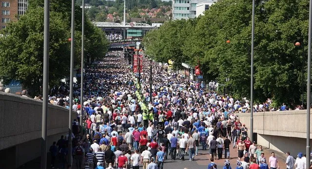 Đường Wembley Way dẫn vào sân vận động, tấp nập người hâm mộ trước trận đấu lớn