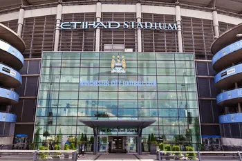 Sân John Smith’s: Lịch Sử, Kiến Trúc và Trải Nghiệm Bóng Đá Độc Đáo của Huddersfield Town