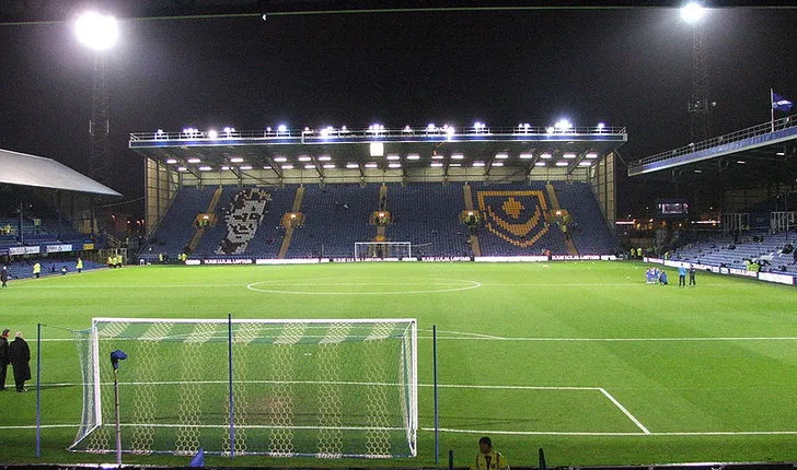 Fratton Park rực sáng trước một trận đấu đêm, thể hiện vẻ đẹp của sân vận động