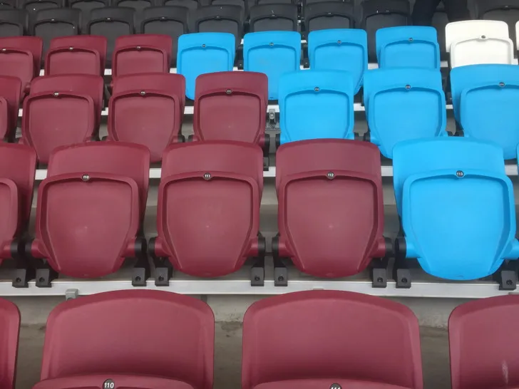 Ghế ngồi màu đỏ bordeaux và xanh lam đặc trưng của West Ham United tại London Stadium